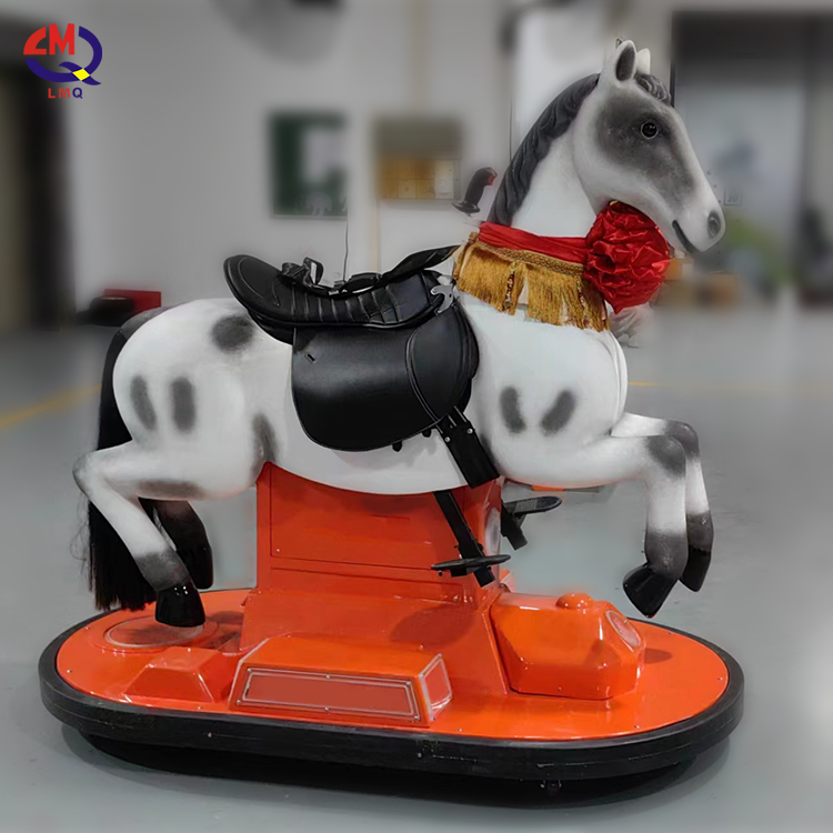 Giochi di divertimento preferiti dai bambini che camminano su un cavallo meccanico elettrico su un simulatore di auto in sella a corse di cavalli