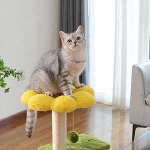 Arbre à chat en bois moderne, écologique et tendance avec maisonnette et jouets - Product Image 2