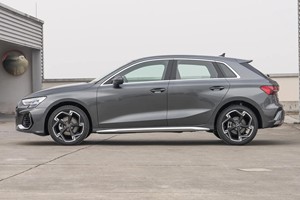 Audi <span class=keywords><strong>A3</strong></span> <span class=keywords><strong>35</strong></span> <span class=keywords><strong>TFSI</strong></span> Edición 1 2023 Usado, Disponible Recientemente, Auto de Gasolina de 5 Puertas con Transmisión S Tronic en Venta - Product Image 4