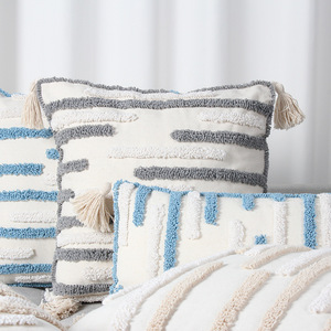 Housse de coussin rectangulaire moderne et minimaliste à rayures tuftées, en coton, polyester et lin, brodée, pour la décoration intérieure - Product Image 1