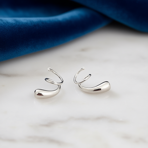 Eleganti orecchini a polsino geometrici in argento 925 dal design minimalista per l'uso quotidiano, gioielli unisex con finitura in oro bianco - Product Image 2