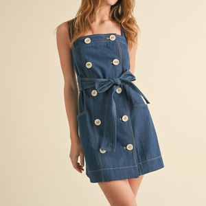 فستان دينيم نسائي مخصص من المصنع بدون أكمام مع أزرار وحزام للزينة - Product Image 2