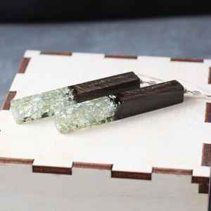 Boucles d'oreilles tendance en résine et en bois, bijoux faits à la main écologiques, design léger, idéal pour un usage quotidien, les anniversaires et les cadeaux - Product Image 3