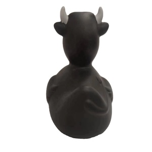 Tùy Chỉnh Dễ Thương PVC Đen Bò Vịt Nhựa Mini Hành Động Con Số Vinyl Phim Hoạt Hình Hình Đồ Chơi Thủ Công Đồ Chơi - Product Image 2