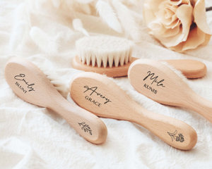 Kaiyue OEM Personnalisé, Meilleures ventes : Ensemble brosse et peigne à cheveux en bois pour bébé, Cadeau de naissance et de douche personnalisé avec gravure - Product Image 2