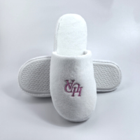 Fabricants de pantoufles d'hôtel personnalisées en polaire corail blanc, semelle épaisse en EVA, douces, écologiques, réutilisables et de haute qualité