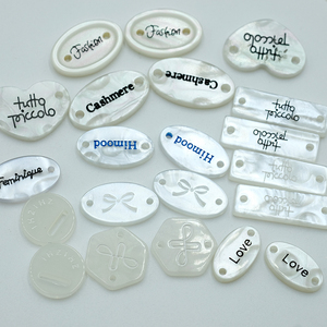 من المصنع مباشرة بقعة بسيطة إكسسوارات الموضة أزرار بيضاوية علامة راتنج لؤلعي للملابس - Product Image 1