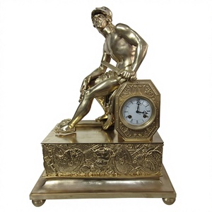 Horloge de cheminée saisissante de style antique europé<span class=keywords><strong>en</strong></span>, <span class=keywords><strong>en</strong></span> <span class=keywords><strong>laiton</strong></span> plaqué or, avec figurine de guerrier romantique assis - Product Image 1