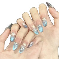 Art des ongles portable fait main pour la vente en gros, avec des coquillages d'été frais et des étoiles de mer. Parfait pour un look sur le thème de l'océan.