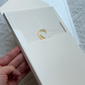 Inviti di Nozze in Stile Romantico con Copertina Rigida in Avorio Perlato, Carta Acrilica Specchiata Dorata con Design Personalizzato Fatto a Mano - Product Image 4