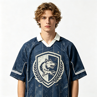 Maillot de football bleu vieilli avec motif loup, effet délavé soleil, en polyester épais, style vintage, pour homme
