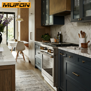 Gabinetes <span class=keywords><strong>de</strong></span> Cocina Estilo Shaker Americano, Madera <span class=keywords><strong>de</strong></span> Nogal con Acabado Rizado, Cajones con Diseño <span class=keywords><strong>de</strong></span> Cola <span class=keywords><strong>de</strong></span> Milano, Detalles Acanalados, Vitrina <span class=keywords><strong>de</strong></span> Vidrio Personalizada - Product Image 2