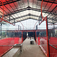 Toiture en PVDF très vendue, résistante aux intempéries, imperméable et anticorrosion, pour terrain de padel extérieur avec toit.