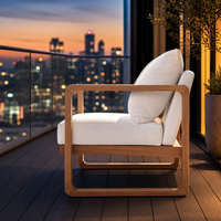 Chaise longue d'extérieur moderne en bois d'acacia massif, confortable, minimaliste, avec coussin blanc pour villa, patio, salle à manger