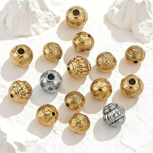 Perles rondes gravées à motifs floraux vintage |   Entretoise en acier inoxydable plaqué or PVD avec motif cœur gravé en relief pour la fabrication de bijoux DIY - Product Image 1
