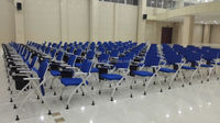 Chaise relevable pliable moderne avec table d'écriture pour salles d'entraînement de rock et ateliers