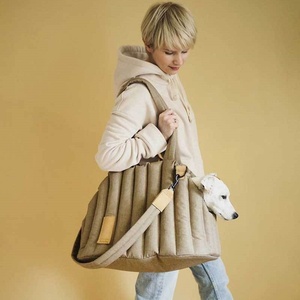 À la mode Portable grande capacité respirant <span class=keywords><strong>chat</strong></span> chien <span class=keywords><strong>sac</strong></span> de transport <span class=keywords><strong>sac</strong></span> à bandoulière <span class=keywords><strong>pour</strong></span> animaux de compagnie <span class=keywords><strong>sac</strong></span> doux et confortable à <span class=keywords><strong>transporter</strong></span> - Product Image 3