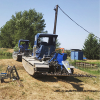 Bateau amphibie multifonctionnel pour la coupe et le ramassage des plantes aquatiques avec propulsion hydraulique.