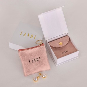 ชุดกล่องของขวัญพร้อมซิป PU ลายหิมะเงางาม พิมพ์โลโก้ด้วยเทคนิค Hot Stamping อย่างประณีต บรรจุภัณฑ์แบบกล่องแม่เหล็ก พร้อมแผ่นโฟมสีดำ - Product Image 1