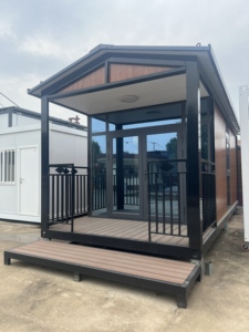Casa Contenedor Prefabricada con Techo a Dos Aguas y Certificación CE, con Terraza Exterior y Balcón para Jardín, Oficina, Camping o Cabaña - Product Image 1