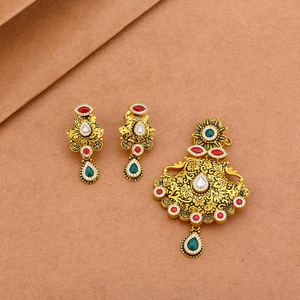 Pendentif antique en or complexe serti de pierres rouges et vertes, bijoux de mariée traditionnels de style temple, élégants et ethniques - Product Image 1