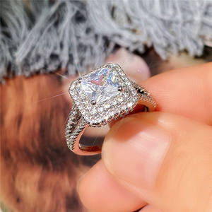 Anello con Diamante Taglio Principessa F1312 in Oro Bianco, Colore D Naturale, Gioiello da Donna per Fidanzamento - Product Image 2