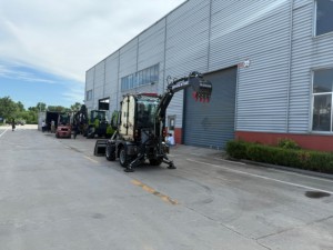 La excavadora presenta estabilizadores laterales con ángulo de giro de 180 grados, una cabina de estilo europeo de alta gama y una profundidad máxima de excavación de 2,43 metros. - Product Image 6