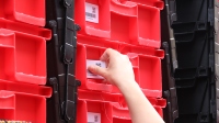 Conteneur de transport empilable en plastique noir et orange QS avec couvercle articulé robuste et couvercle à charnière pour usage industriel