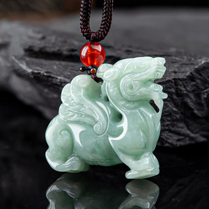 <span class=keywords><strong>Pendentif</strong></span> creux en <span class=keywords><strong>émeraude</strong></span> naturelle du Myanmar, jade birman, motif Kirin volant ethnique, chaîne en bambou, vert clair glacé, vente en gros - Product Image 1