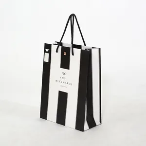 Jewely ambalaj için Logo ile rekabetçi fiyat siyah ve beyaz şerit baskılı kağıt çantalar