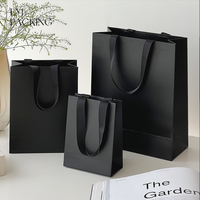 Sacs cadeaux portables de luxe blancs en kraft à motif floral avec poignée en corde de coton, personnalisables numériquement avec logo publicitaire pour emballage de bijoux, en stock