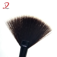 Pinceau de maquillage en forme d'éventail avec manche en bois et poils synthétiques pour le visage