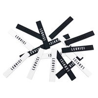 Etiquettes en PVC personnalisées Etiquettes avec logo en relief blanc Etiquettes en caoutchouc noir pour vêtement Etiquettes en silicone PVC pour vêtement
