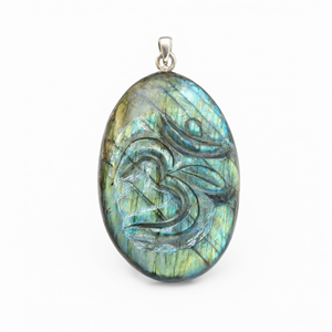 Colgante Ovalado Artesanal de Labradorita con Símbolo Om y Aro de Plata 925 - Abraza la Conexión Espiritual y la Serenidad - UNO - Product Image 2