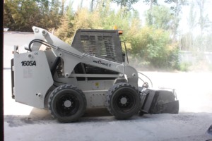 Alat Pemotong Rumput Mini <span class=keywords><strong>Skid</strong></span> Steer WT1605 dengan Mesin Kubota 4300kg untuk Medan Berat, Dilengkapi Front Loader dan Attachment <span class=keywords><strong>Land</strong></span> Planer, Harga Murah, Laris Terjual - Product Image 3
