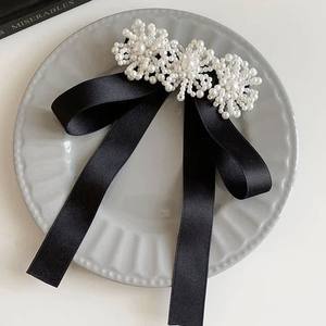 Barrette de luxe en perles françaises avec nœud floral en satin pour femme, idéale pour mariage et fête, pince à cheveux printanière - Product Image 4