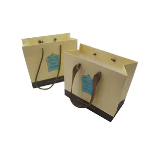Bolsa de papel de embalaje de regalo de compras laminada impresa con logotipo personalizado de lujo de fábrica con asa