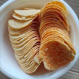Nouvelles chips de pommes de terre Priingle saveur poulet à la truffe noire 80g, collation salée frite en conserve, fournisseur de snacks exotiques - Product Image 1