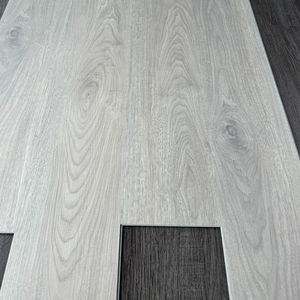 Revêtement de sol plastique gris clair à grain de bois, imperméable, résistant à l'usure, antidérapant et ignifuge, pour l'exportation - Product Image 2