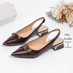 Xuanhui - Sandalias de Tacón Bajo de 3 cm con Punta Puntiaguda y Hebilla Dorada para Mujer, en PU Marrón Oscuro Brillante, Tendencia de Verano - Product Image 4