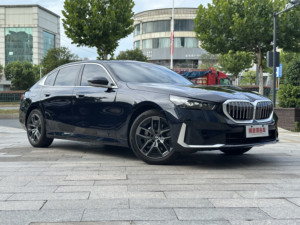 Le nouveau modèle 2025 de la BMW Premium 530 est la voiture d'occasion haut de gamme la plus vendue, élégante, grande et de haute qualité - Product Image 3