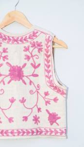 เสื้อแจ็คเก็ตแขนกุดปักลาย TNT ระบายอากาศได้ดีสำหรับฤดูหนาว รุ่น Artisan Luxe |   เสื้อแจ็คเก็ตบอมเบอร์ถักลายดอกไม้สำหรับผู้หญิง |   เสื้อกั๊กผ้าฝ้ายพรีเมียมแบบซ้อนชั้น - Product Image 4