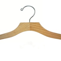 Cintre de luxe en bois d'érable ondulé pour costumes, 19 pouces, bords arrondis, antidérapant, pour l'entretien des vêtements, avec logo personnalisé, vente en gros, de qualité supérieure
