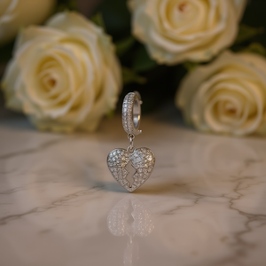 Pendientes Huggie de Oro Blanco E2189 con Diamantes de Corte Corazón, Joyería Fina para Mujer, Estilo Micro Incrustado - Product Image 2
