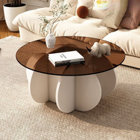 Table basse de salon de style minimaliste italo-nordique avec plateau en verre trempé et structure en bois