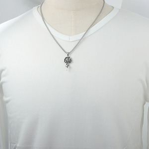 Colgante de calavera de acero inoxidable con rosas y colmillos, collar de color plateado para hombre, estilo punk 122001 - Product Image 4