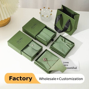 Boîte à bijoux en papier vert avec logo personnalisé en gros, ensemble avec pochette en velours |   Boîte à bijoux en papier avec couvercle et pochette multi-formes - Product Image 1