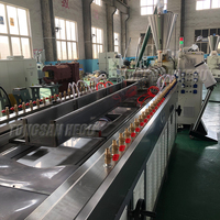 TONGSANHEGU Máquina de fabricación de postes de plástico reciclado para exteriores Plástico en relieve HDPE Madera WPC Cubierta/Extrusora de revestimiento