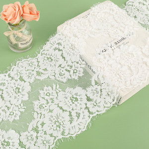 งานปักมือแบบฝรั่งเศส แต่งขอบด้วยลูกไม้แบบขนตา สำหรับผ้าคลุมเจ้าสาว - Product Image 6