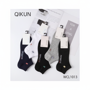 Calzini da barca bianchi ultrasottili da uomo a righe alte alla caviglia Design traspirante antiscivolo in bambù Spandex uno sport quotidiano - Product Image 1